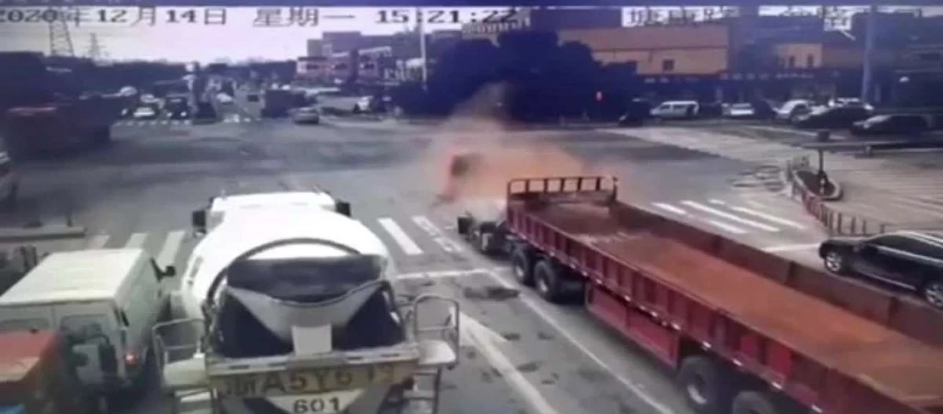 Tεράστια μεταλλική πλάκα «αποκεφάλισε» καμπίνα νταλίκας (βίντεο)